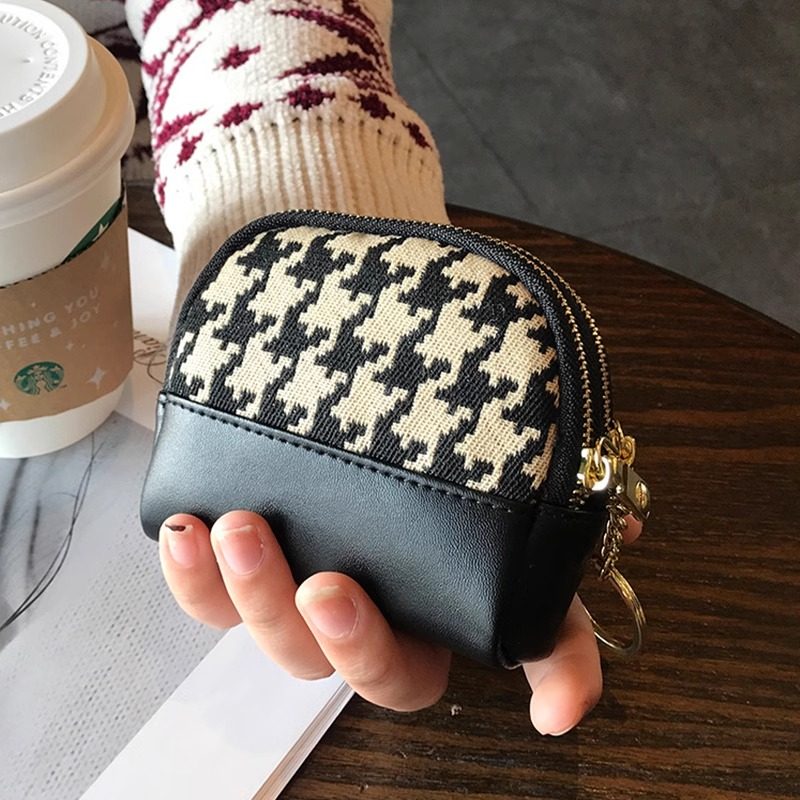 女性向けの新しく洗練された高級ミニ小銭入れ。独創的なレトロデザインと持ち運びに便利な小銭入れ機能が特徴です。