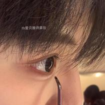 The weirder the eyeliner brush the more useful it is. The folded eyeliner brush covers eye details from the eyelids down to the silkworm blade.