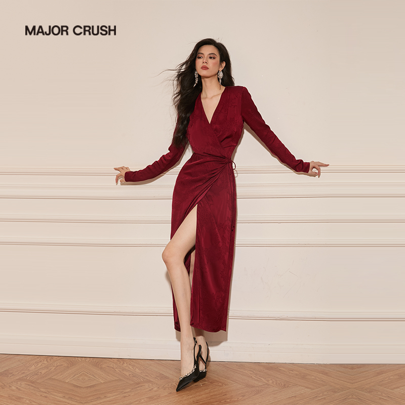 Major Crush French-Style Burgundy V-Neck Slit Dress, Elegant and Graceful, Long-Sleeved, Slim-Fitting, Slimming 5361