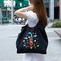 Черная дикая девушка большого размера