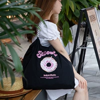 Черный большой пончик