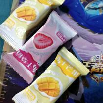 Freeze-dried strawberry crisps whole chocolate-coated yogurt blocks pure pulp internet celebrity dried fruit snacks independent small packaging