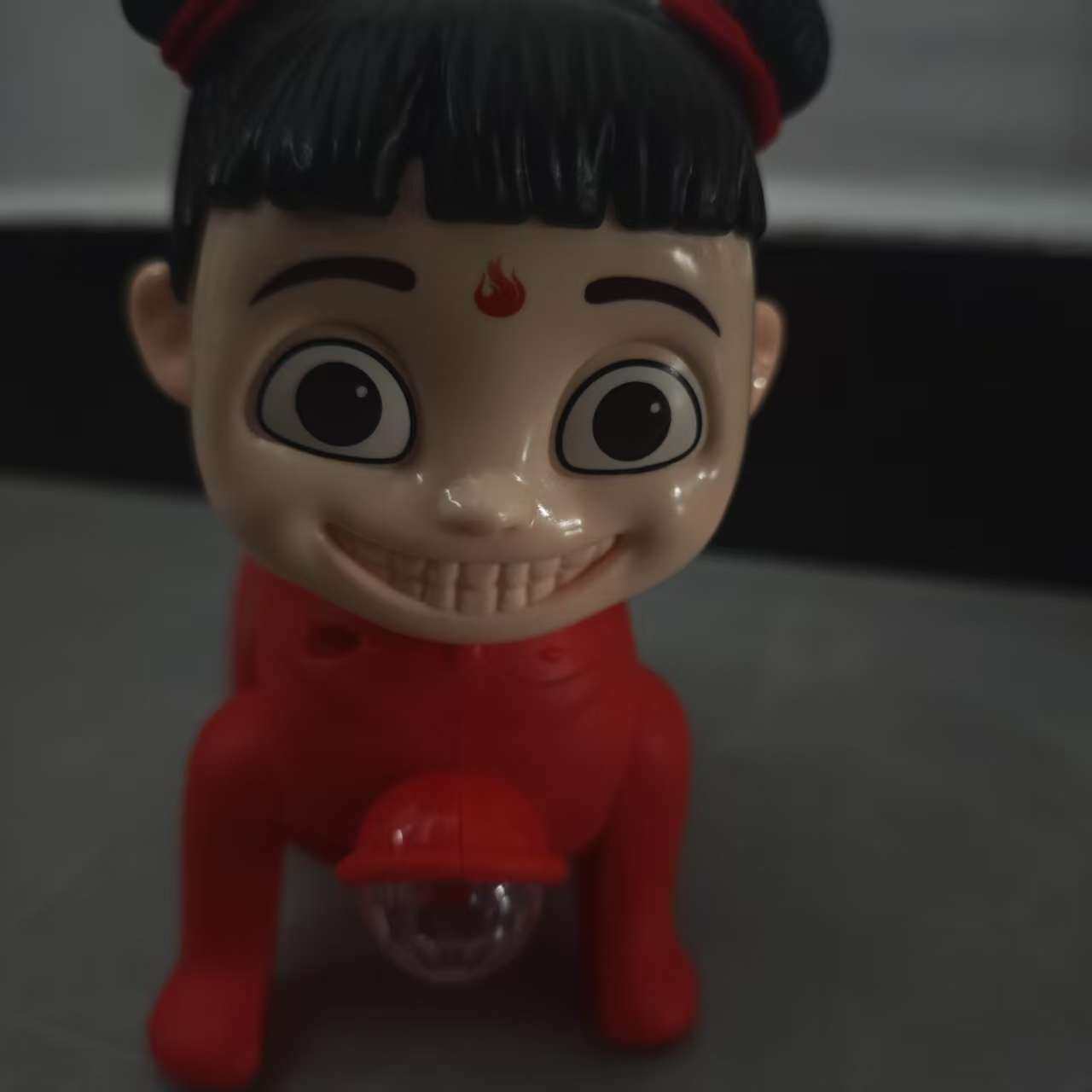 誰もがナタに乗りたい！クリエイティブないたずらおもちゃ、抽象的なナタが這い回る、友達へのエキゾチックな贈り物、幸運のお守り付き。