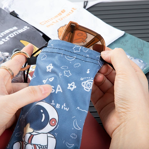 Ой, сумка для бокалов астронавта может повесить сумку