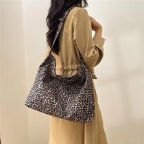 Japanese and Korean ins modern small BAO WEN crossbody bag stylish one-shoulder canvas bag female students versatile tote bag