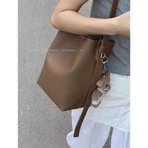 Retro high-end armpit bag womens bag 2024 new simple bucket bag versatile shoulder crossbody bag