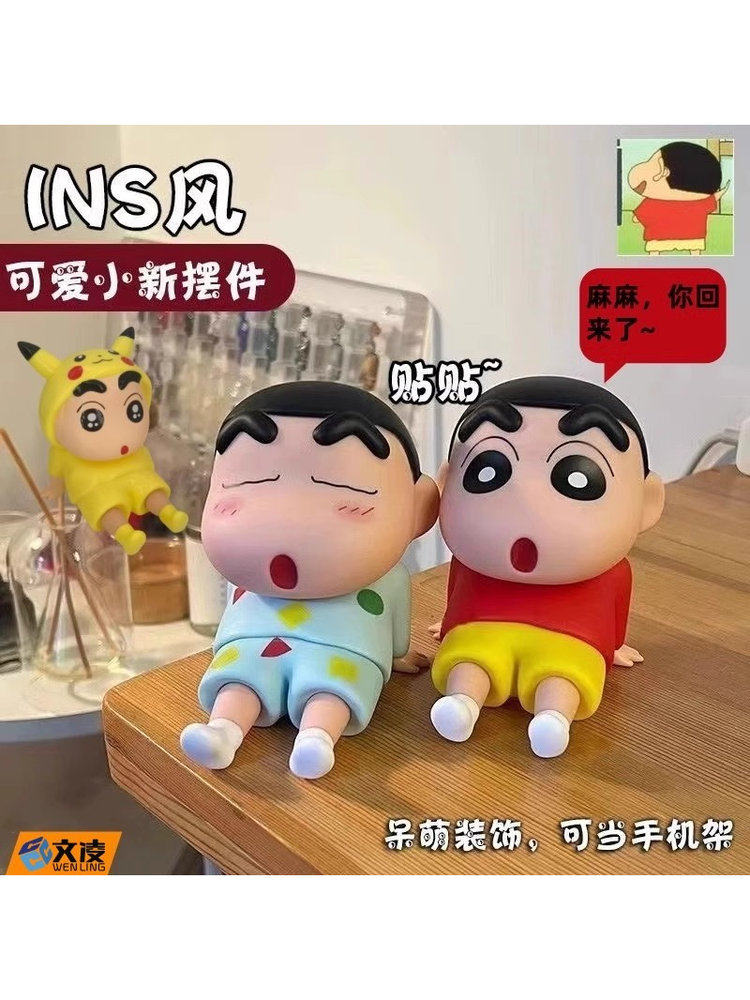 Cute Japanese Anime Crayon Shin-Chan Figure in a Nightgown, Shin-Chan Nohara Shinnosuke Model, Desktop Decoration, Creative Ornament, Phone Stand