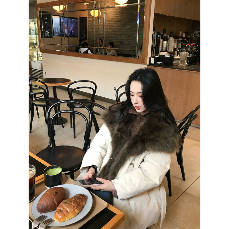 Isaro Uu Custom-Dyed Raccoon Fur down Jacket ~ Lace-Up Waist-Cinching 90% White Goose down Large Fur Collar Parka