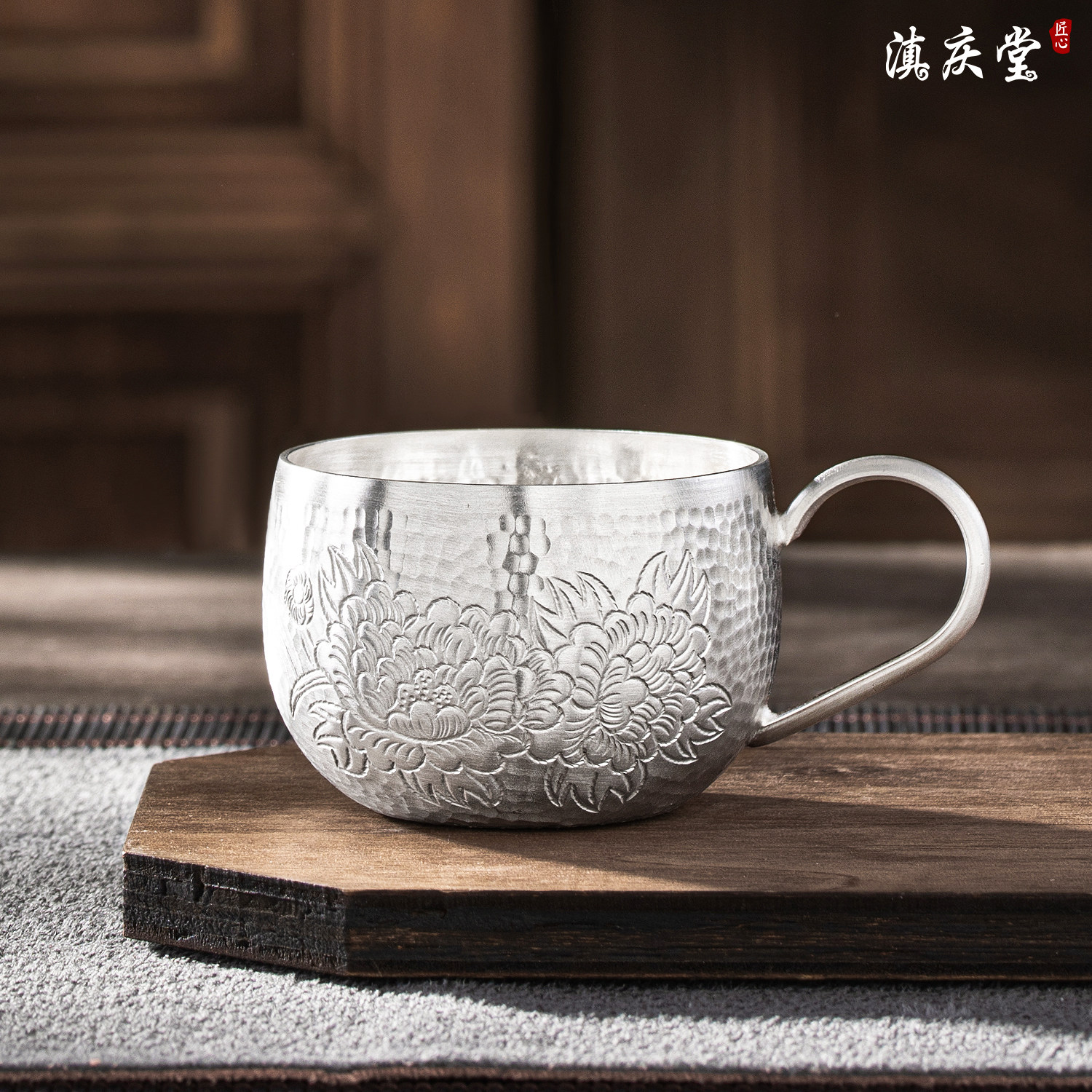 滇慶堂雲南鶴慶手工999純銀側把錘點牡丹品茗茶杯足銀主人杯茶具