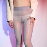 Чистые сексуальные стальные чулки масла ярко открыто черные шелковые буквы и бедра бедра, высокие миморы масла.