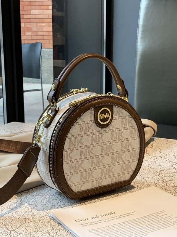 High-End Round Bag for Girls with Good Looks, 2026 New Model, High-End Shoulder Crossbody Bag, French Niche Retro Small Round Bag