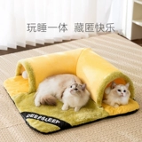 Интернет -знаменитость Веселье играет в спящий туннельный гнездо кошачьи гнезда