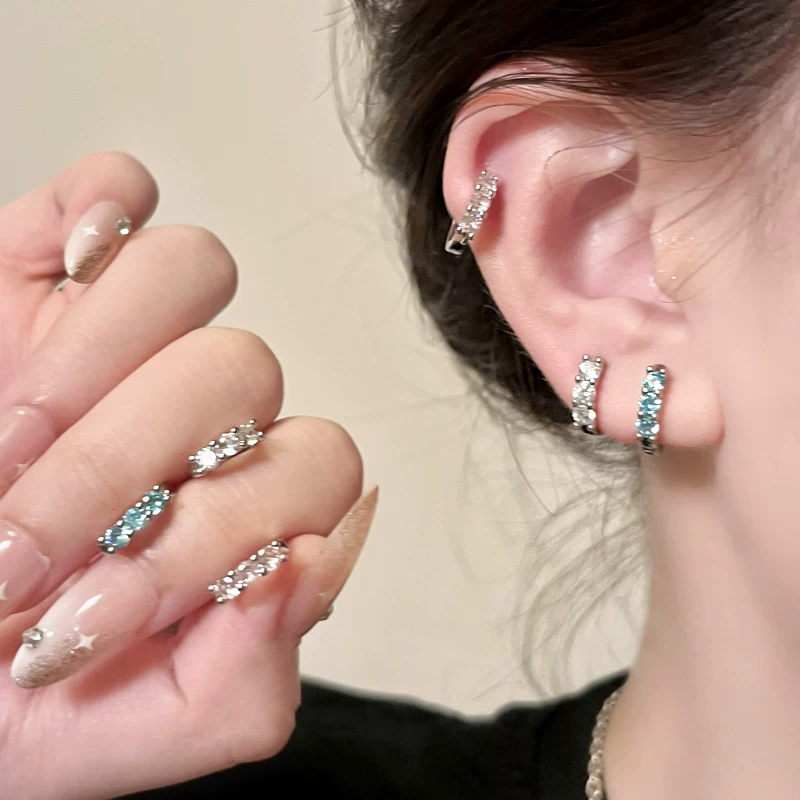 Изящные серьги с цирконом, тренд сезона