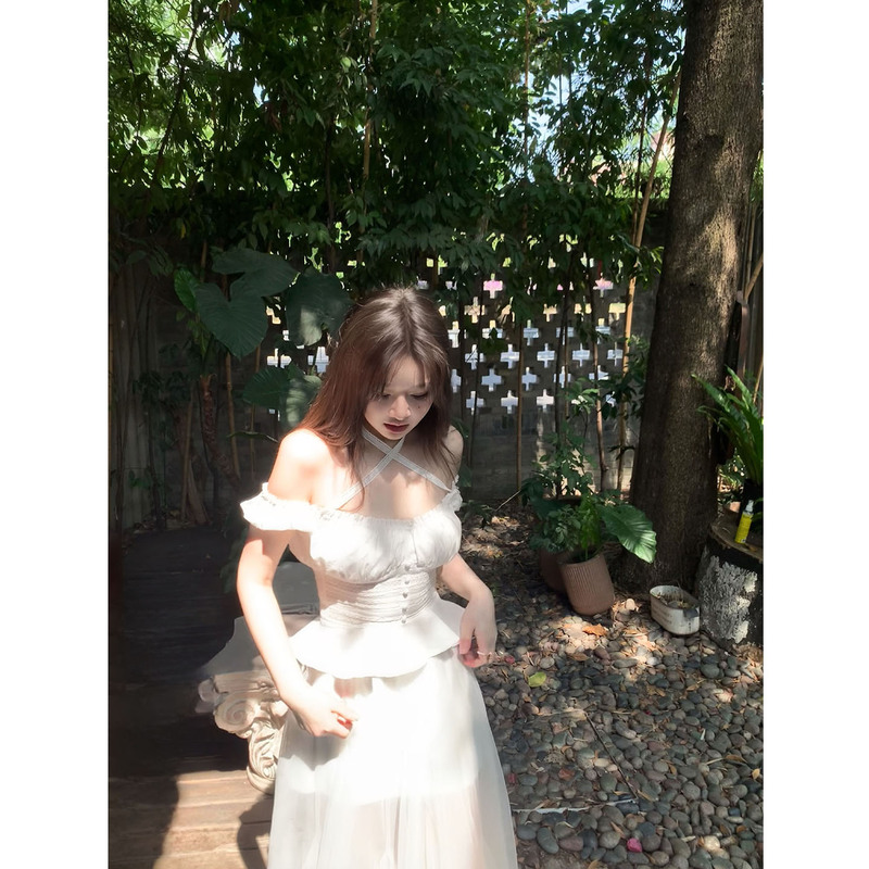 Hope and Young Jasmine/French-Style Off-Shoulder Waist-Slimming Top and Mesh Skirt Two-Piece Set Hope and Young Jasmine/French-Style Off-Shoulder Waist-Slimming Top and Mesh Skirt Two-Piece Set