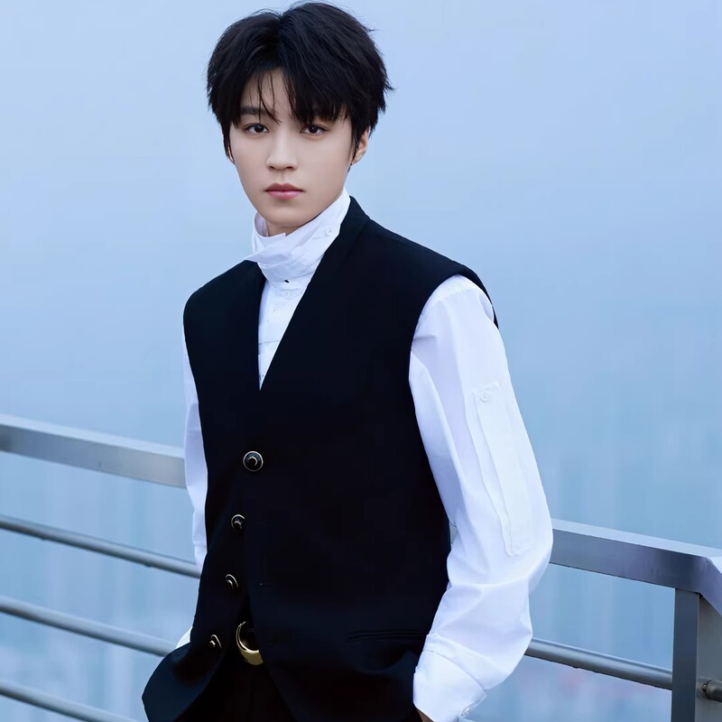 Wang Junkai Celebrity-Inspired Black Button-Decorated Vest Sleeveless Shirt Men's High-End Fashion White Shirt Set
