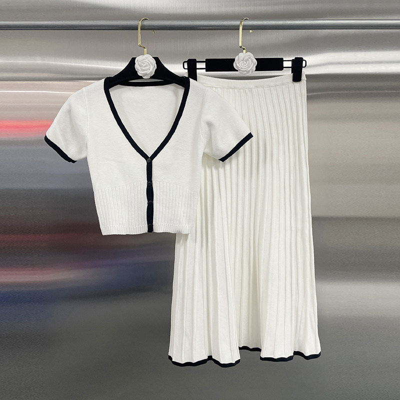 Guangzhou thirteen  standing grain black and white Color contrast V-neck knitting Short sleeve tops temperament elastic force fold skirt suit