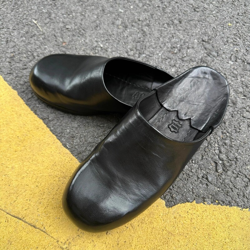Black Genuine Leather Clogs, Retro Flat Sandals, Unisex, Slip-On Leather Shoes with a Pleated Design, Large Toe Box