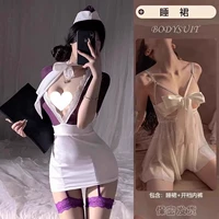 Фиолетовая и белая униформа.