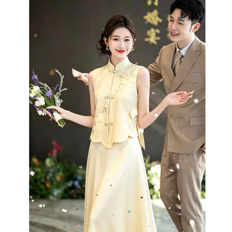 Champagne-Colored Engagement Dress with a Traditional Chinese Style, 2026 New Model, Toast Dress for the Bride, Modernized Qipao Set for Wedding and Post-Wedding Visits Champagne-Colored Engagement Dress with a Traditional Chinese Style, 2026 New Model, Toast Dress for the Bride, Modernized Qipao Set for Wedding and Post-Wedding Visits