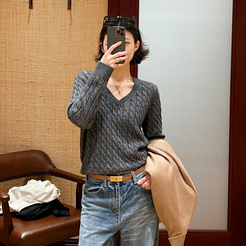 Moge's "Exquisite and Elegant" Sequined V-Neck Cable-Knit Wool and Cashmere Sweater