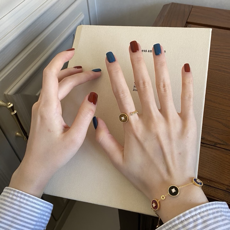 Red and Blue Color-Changing Handmade Short Nails, Simple Solid Color Nail Patches, High-End Feel, Brightening, Niche Nail Pieces