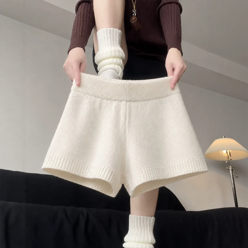 White Knitted Shorts for Women, 2026 Autumn New Style, Trendy Outerwear, Slimming Knit Pants, Petite Hip-Hugging Leggings, Hot Pants