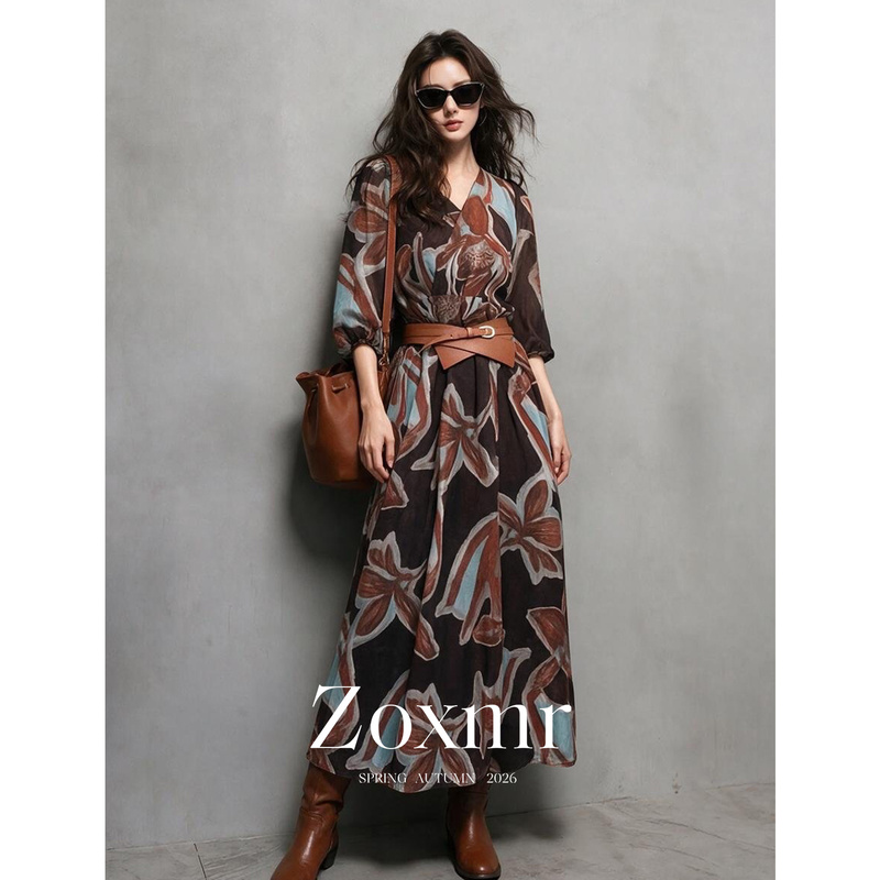 Beach Outfits for a Youthful and Mature Look, Bohemian Vacation Style, Slimming Waist-Cinching Printed V-Neck Dress for Women in Autumn Beach Outfits for a Youthful and Mature Look, Bohemian Vacation Style, Slimming Waist-Cinching Printed V-Neck Dress for Women in Autumn