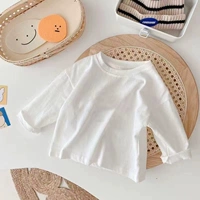 Белоснежная футболка с длинными рукавами