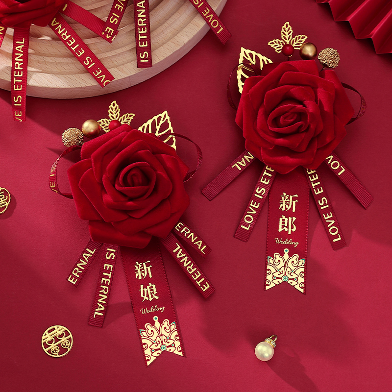 从胸花到家族徽章：一场婚礼上的爱之传承