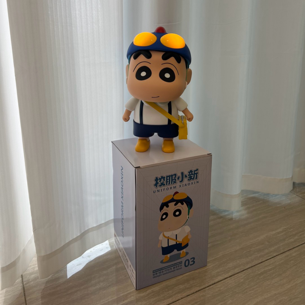 Crayon Shin-chan's school uniform, dynamic Superman 25cm doll model, cute desktop case decoration