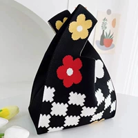 В форме цветка, черный