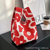 Красный, в цветочек