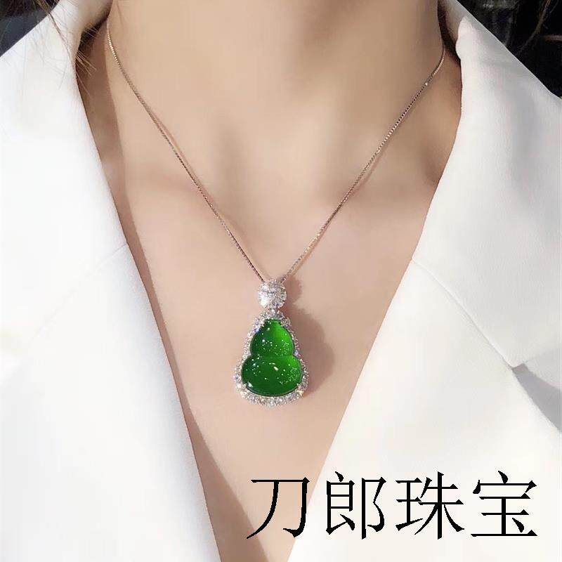 帝王绿翡翠吊坠：高端缅甸老坑冰种满阳绿，奢华女性饰品新宠！-颈饰