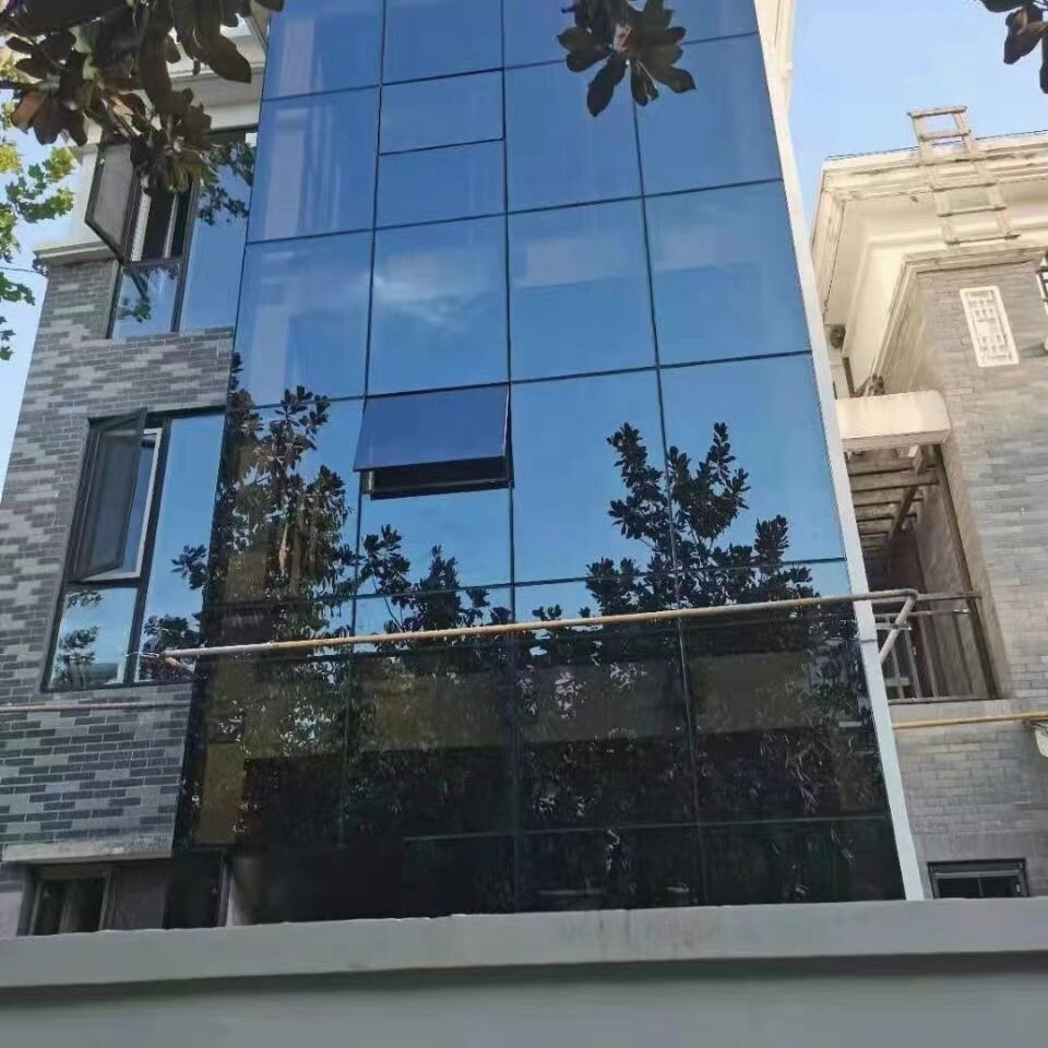 选择外贸玻璃幕墙厂家时，如何挑选合适的铝合金框架式单元式隐框明框镀膜钢化玻璃高透？
