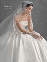 Retro lace veil bride wedding makeup style long tail wedding photo studio photo shoot