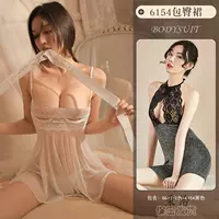 Белое платье-комбинация, повязка для глаз, с акцентом на бедрах