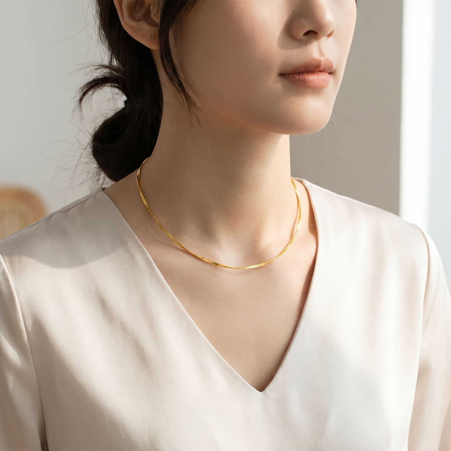 Specializing in exquisite craftsmanship with S925 sterling silver! Italian-style silver ring necklace with twisted floral design, simple chain, minimalist choker.