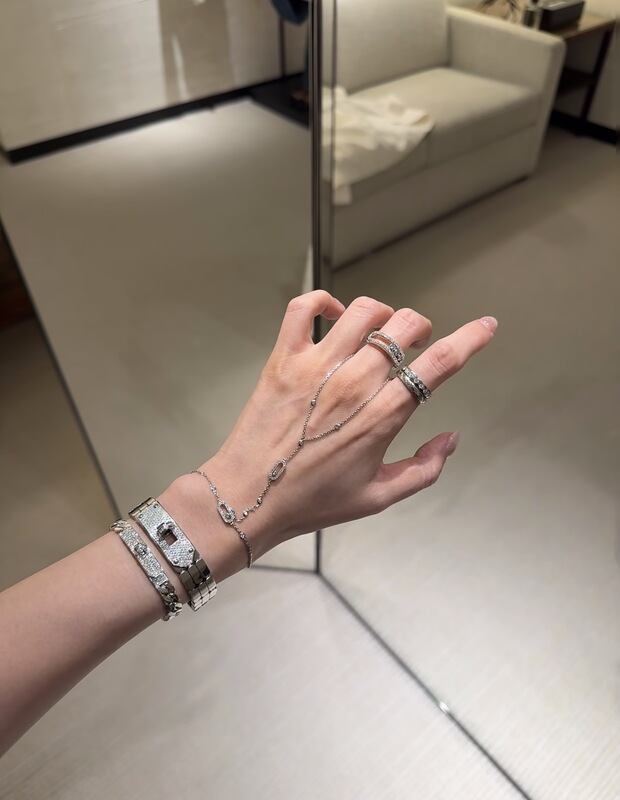 Mellow Jewelry Handchain with Sliding Diamond on the Back of the Hand, Finger-Hanging Bracelet, Made Entirely of S925 Silver