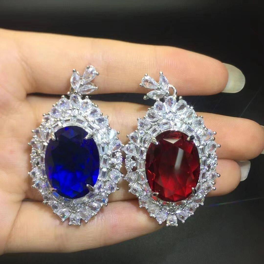 スリランカ産の天然サファイアを使用した人気のペンダント。透明度が高く、まばゆいばかりに輝く5Aグレードのサファイアを、精巧な職人技で仕上げています。