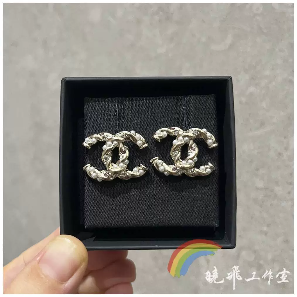 Кольца Chanel, серьги, жемчужная пудра с хвостиком, клипсы для ушей