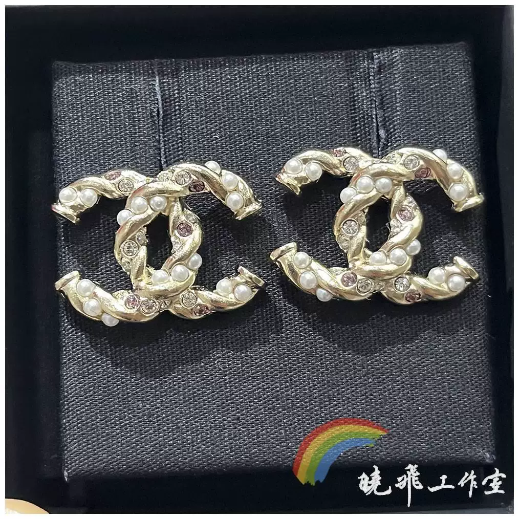 Кольца Chanel, серьги, жемчужная пудра с хвостиком, клипсы для ушей