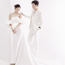 Photo studio take pictures theme clothing couple Korean version of white satin minimalist wedding dress, waist fishtail indoor photo dress