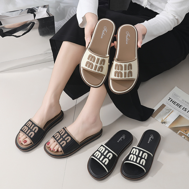 Korean-Style Letter Flip-Flops for Women, Summer Beach Indoor and Outdoor Wear, Fashionable Non-Slip Flat Sandals, 2026 New Model