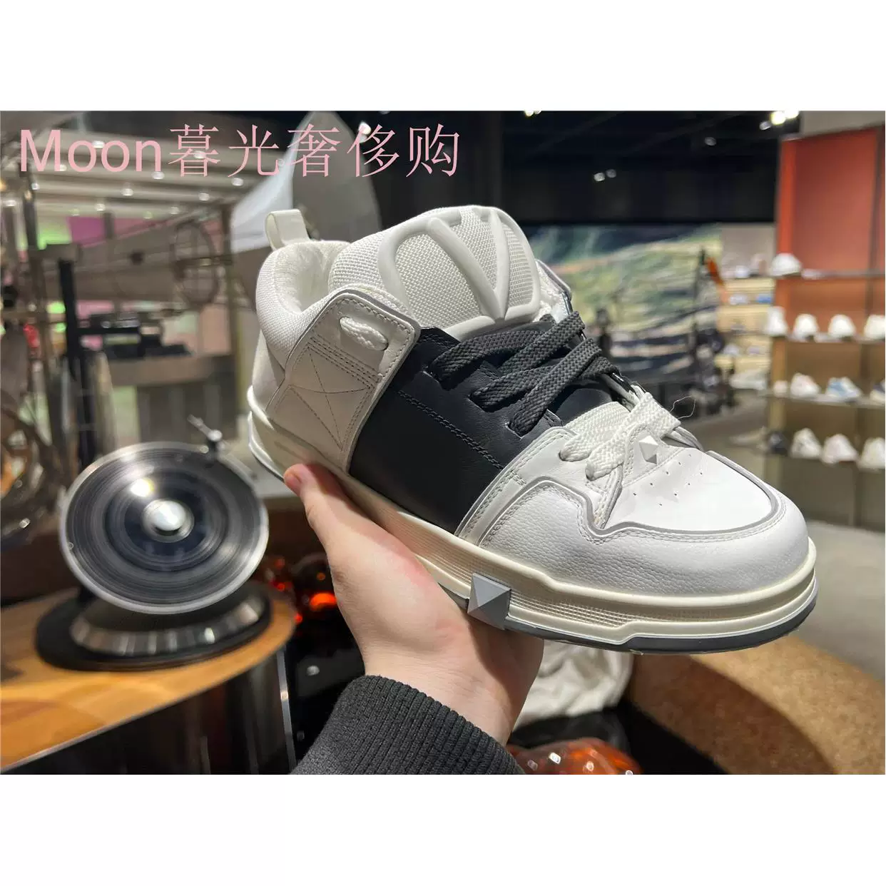 Французские Valentino Valentino открытые заклепки цветовая гамма из натуральной кожаной обуви кроссовки повседневные кроссовки для мужчин и женщин