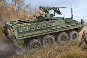 小号手 Собранная модель американской машины огневой поддержки M1131 Stryker 1/35 00398