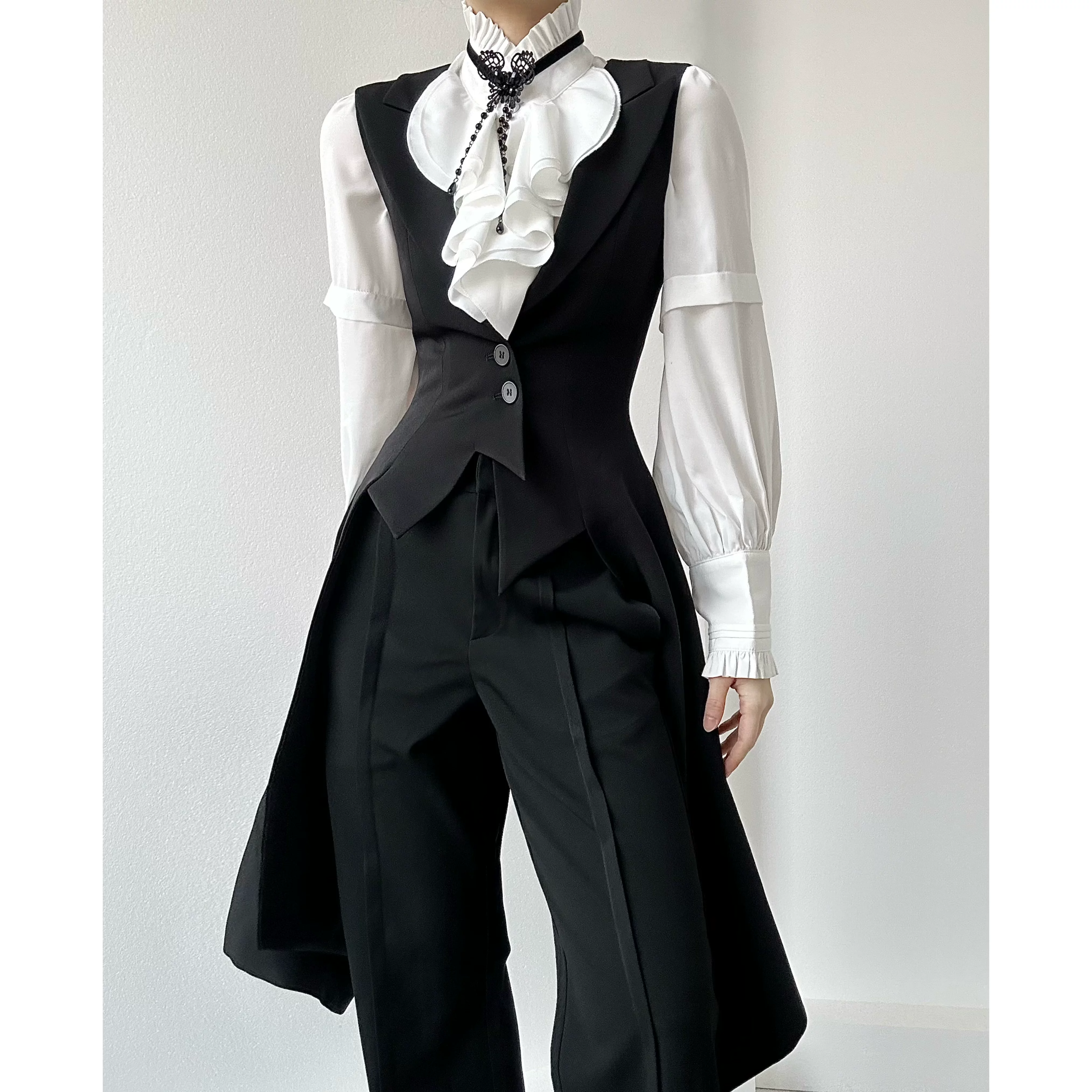Черный костюм, длинная дизайнерская летняя жилетка, slim fit, до середины колена, материал