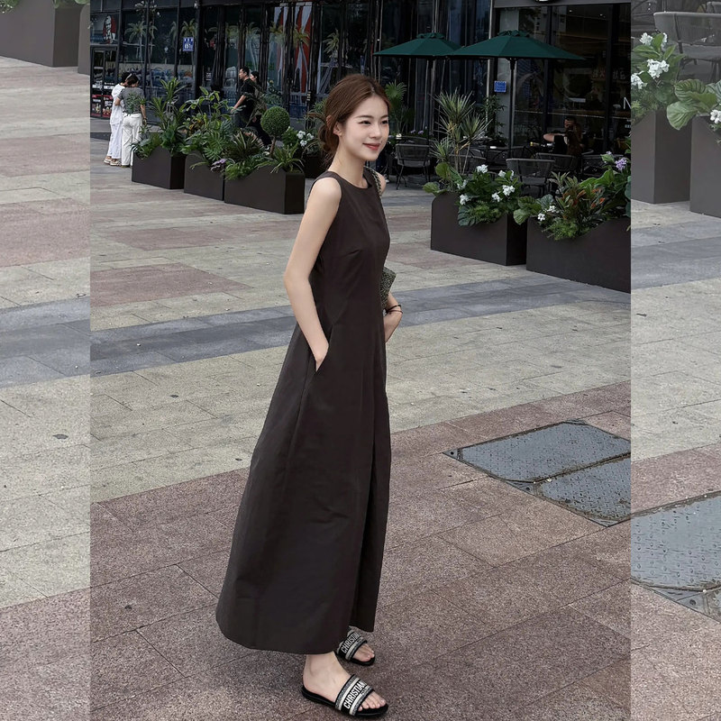 Unique and Beautiful Petite Korean-Style Minimalist Coffee-Colored Sleeveless Tank Dress for Women, Slim-Fitting and Flattering Long Dress