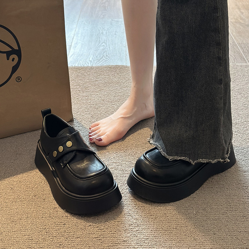 Маленькие кожаные туфли черного цвета на толстой подошве в британском стиле; новинка 2025 года; сезон осень-зима; универсальная юбка; лоферы с круглым носком; тонкие туфли