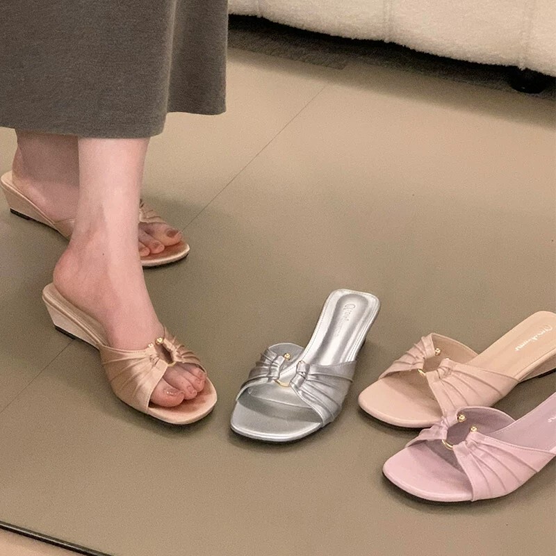 Gentle Metal Buckle Pleated Design Sandals 2026 New Style Wedge Heel Comfortable Summer New Style Slip-On Vacation Sandals
