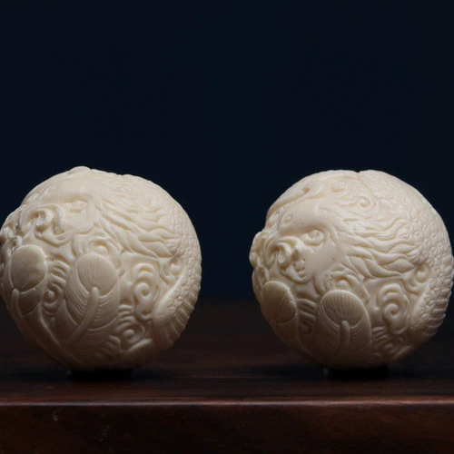 Пара фруктов слоновой кости, семя бодхи, мячи дракона и феникса.